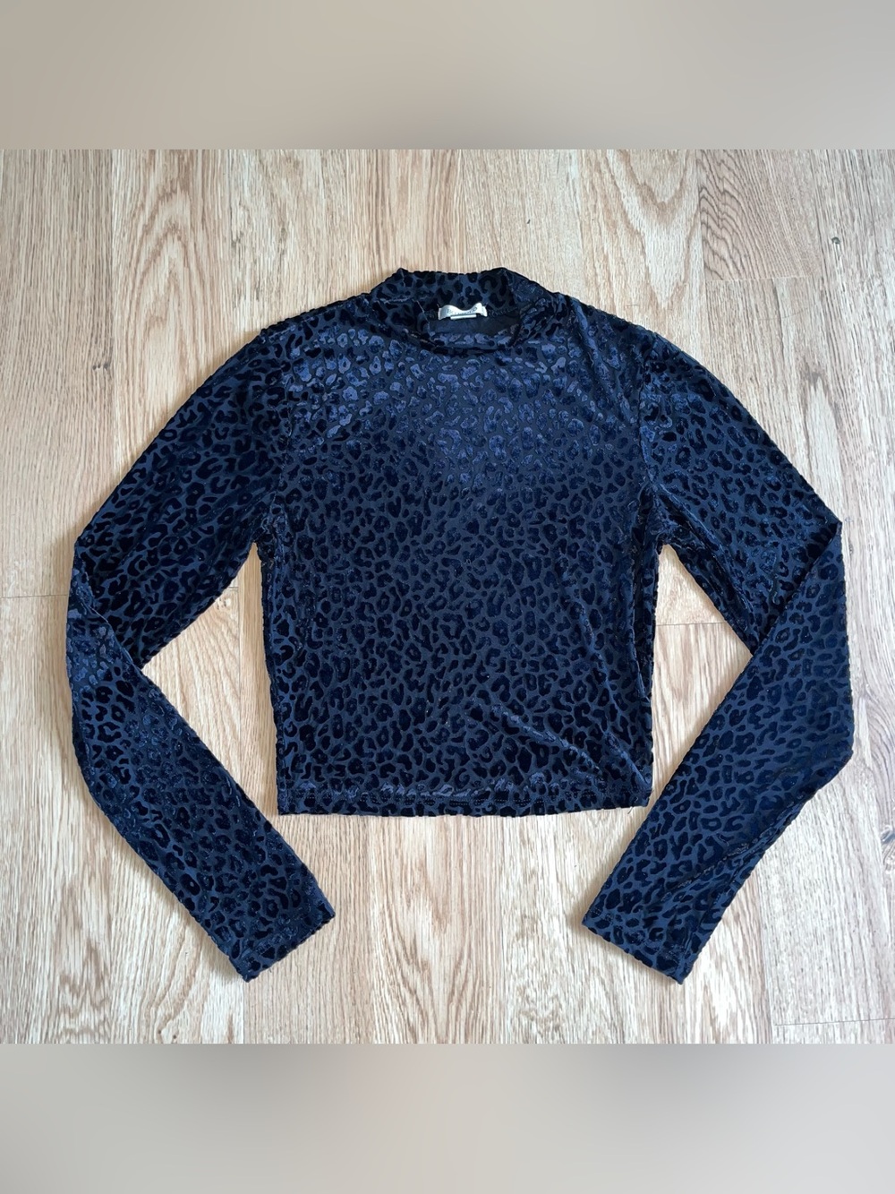 Bozzolo Women’s Black Animal Print Velour Mock Neck Long Sleeve Cropped Top S